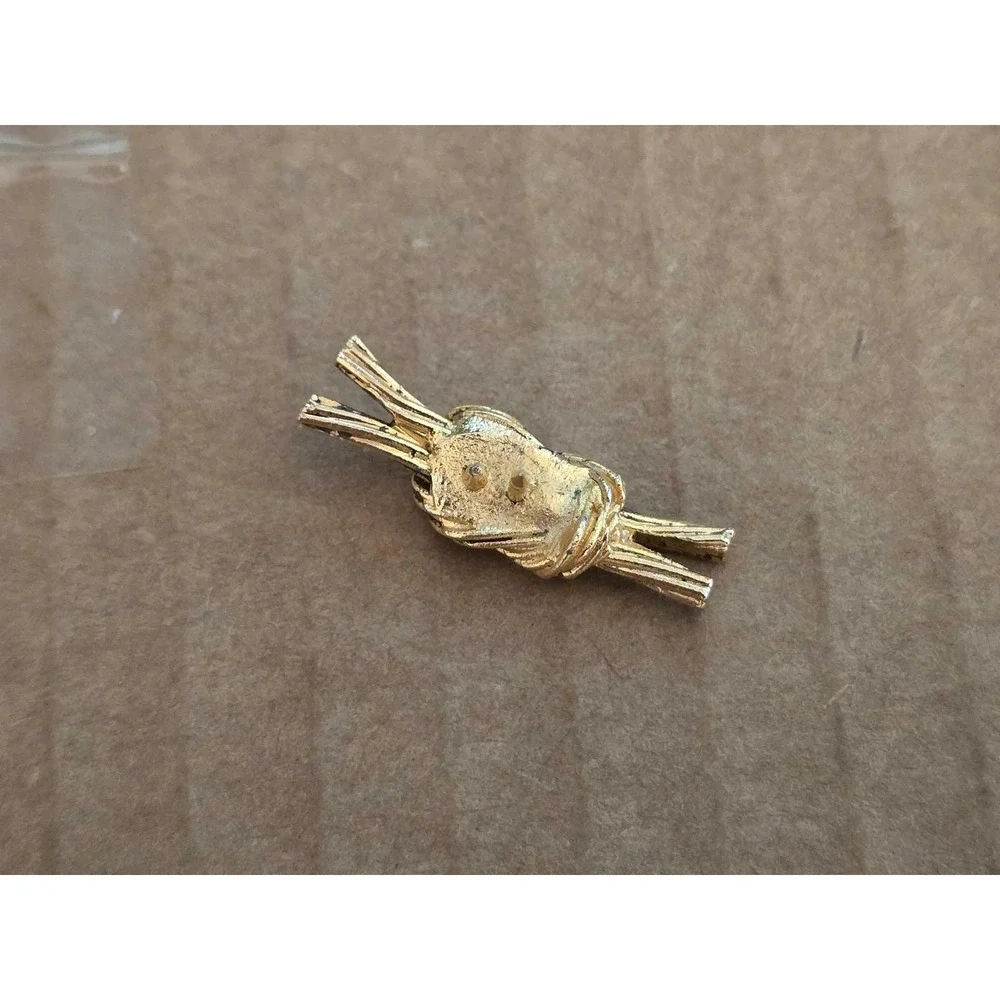 Vintage Decorative Gold Tone Rope Square Knot Backpack Lapel Vest Hat Pin G31